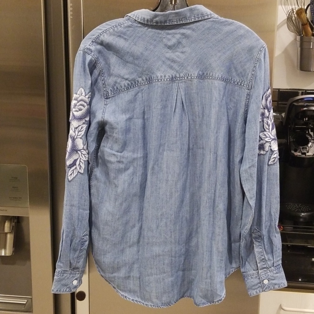 💕RAILS💕 Denim Chambray Floral Embroidered Blouse - Picture 8 of 8